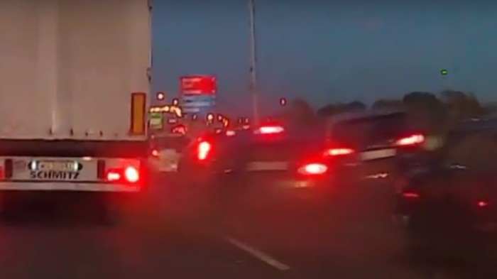 Bahayanya Suka Selap-selip di Jalan Tol