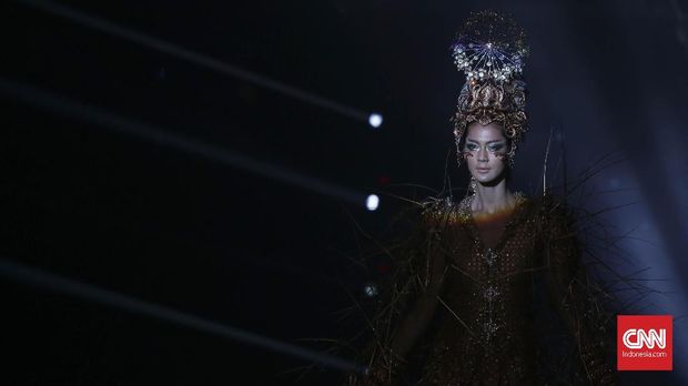 Koleksi headpiece dalam peragaan busana tunggal Rinaldy Yunardi, Equilibrium.