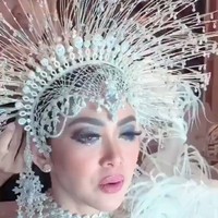 Momen lain memperlihatkan lebih dekat detail berlian pada headpiece rancangan Rinaldy untuk Syahrini. Syahrini memberi keterangan Kemanjaan Inieeh... (Foto: Instagram/Syahrini)