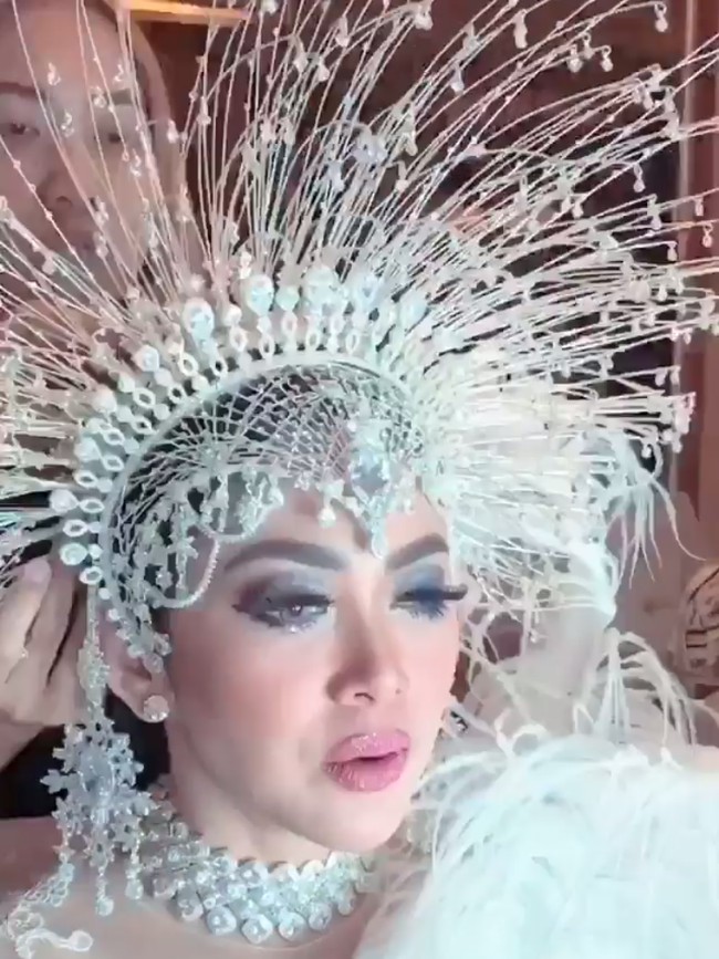 Momen lain memperlihatkan lebih dekat detail berlian pada headpiece rancangan Rinaldy untuk Syahrini. Syahrini memberi keterangan Kemanjaan Inieeh... (Foto: Instagram/Syahrini)