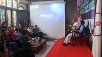 Hadir dalam diskusi tersebut Ayub M Pongrekun selaku moderator, Wartawan senior Kompas Trias Kuncahyono, dan Dosen Politik Amerika Serikat Universitas Indonesia Suzie Sudarman di DPP Taruna Merah Putih (TMP) Jakarta, Kamis (14/12). Foto: dok. TMP