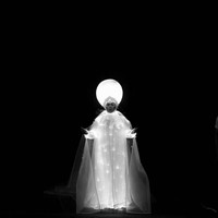 Terlihat gaya hijab Melly Goeslaw dibuat unik menggunakan headpiece seperti bohlam besar karya Rinaldy A. Yunardi. Melly Goeslaw terlihat eksentrik dengan headpiece besar tersebut.Foto: Dok. Instagram