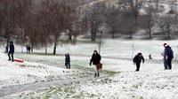 Warga berjalan dan bermain salju di Greenwich Park, London. 10 Desember 2017 (Foto: Dok. REUTERS/Simon Dawson)