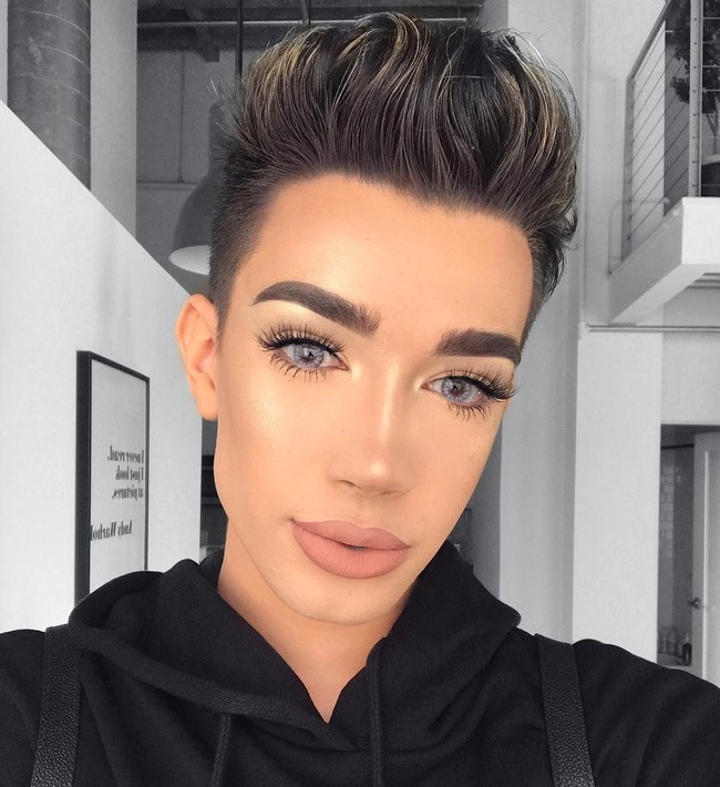 Sosok James Charles cukup kontroversial. Pasalnya dia adalah remaja laki-laki berusia 17 tahun yang mencintai dunia makeup. Dalam Instagramnya, James sering menampilkan tutorial makeup. Atas popularitasnya di bidang kecantikan, nama James Charles pun kini ditunjuk sebagai brand ambassador pria pertama yang ditunjuk oleh Cover Girl. Foto: Dok. Instagram