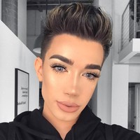 Sosok James Charles cukup kontroversial. Pasalnya dia adalah remaja laki-laki berusia 17 tahun yang mencintai dunia makeup. Dalam Instagramnya, James sering menampilkan tutorial makeup. Atas popularitasnya di bidang kecantikan, nama James Charles pun kini ditunjuk sebagai brand ambassador pria pertama yang ditunjuk oleh Cover Girl. Foto: Dok. Instagram