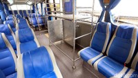 Bus TrasnJabodetabek ini dilengkapi dengan fasilitas premium seperti kursi menghadap ke depan, full AC, Free WiFi, sealt belt, serta kursi sandar colokan listrik.