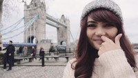 Dengan pakaian tebal, dan senyum sumringah Rina Nose terlihat sangat menikmati liburannya. (rinanose16/ Instagram)