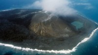 Sebelum tahun 1963, Pulau Surtsey di Islandia belum ada. Kemudian sebuah gunung berapi bawah laut erupsi, dan ketika aktivitasnya berhenti tahun 1967, Pulau Surtsey tiba-tiba muncul (Gerard Gery/Paris Match via Getty Images/CNN)