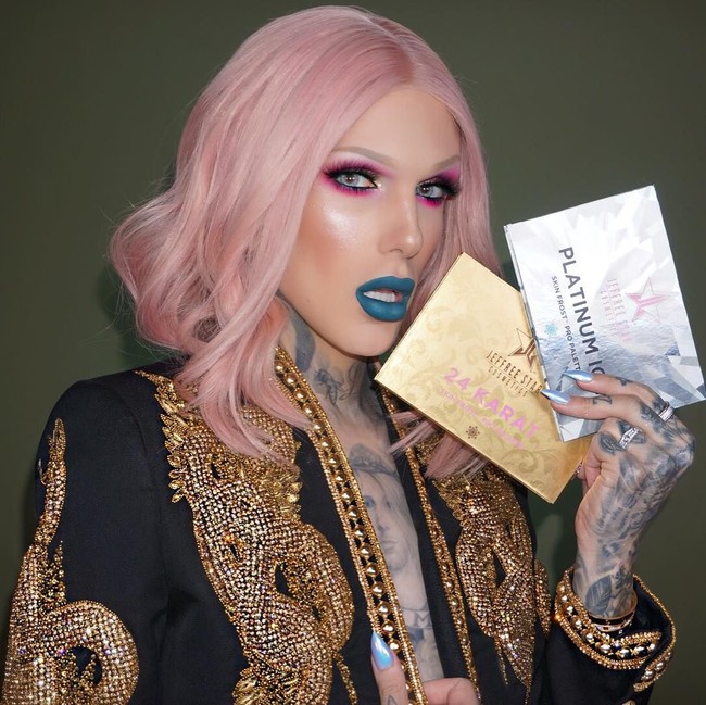 Jeffree Star awalnya adalah penyanyi dan juga teman Kat Von D. Jeffree kini menjadi makeup artist populer dan memiliki brand make up sendiri. Teknik makeup Jeffree identik dengan eyeshadow yang begitu mencolok agar mata terlihat lebih tajam dan jelas. Dengan keterampilan tangannya, dia juga bisa membuat wajah layaknya seperti Barbie. Foto: Dok. Instagram