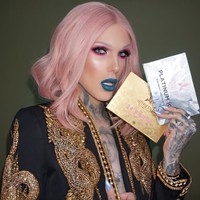 Jeffree Star awalnya adalah penyanyi dan juga teman Kat Von D. Jeffree kini menjadi makeup artist populer dan memiliki brand make up sendiri. Teknik makeup Jeffree identik dengan eyeshadow yang begitu mencolok agar mata terlihat lebih tajam dan jelas. Dengan keterampilan tangannya, dia juga bisa membuat wajah layaknya seperti Barbie. Foto: Dok. Instagram