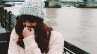 Rina Nose berfoto dengan ekpresi malu-malu dengan latar Tower Bridge, London. (rinanose16/ Instagram)
