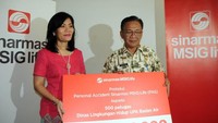 Hadir General Manager, Head of Marketing, Business Development & Strategy Sinarmas MSIG Life, Ruth Nainggolan menyerahkan secara simbolis asuransi Personal Accident Sinarmas MSIG Life (PAS) kepada Kepala Unit Pelaksana Kebersihan (UPK) Badan Air Dinas Lingkungan Hidup DKI Jakarta, Junjungan Sihombing di Jakarta (14/12). Foto: dok. Sinarmas