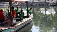 Pengguna jasa perahu eretan ini mayoritas pelajar dan ibu-ibu.
