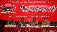 (Kiri ke kanan) Anggota FPDIP DPR Effendy Sianipar, Wasekjen DPP PDIP Eriko Sotarduga, Ketua Panitia Rakornas 3 Pilar/Ketua DPP PDIP Bidang Ekonomi Kerakyatan Mindo Sianipar, dan anggota FPDIP DPR Darmadi Durianto memberikan keterangan pers di Kantor DPP PDIP, Jakarta, Kamis (14/12/2017).
