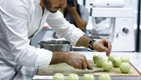 Begini aksi Grolet saat sedang memoles pastry buah buatannya. Nampak satu per satu kreasi cake dibuat teliti dengan tangan. Foto: Instagram cedricgrolet