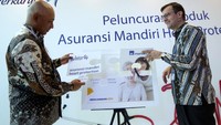 President Director PT AXA Mandiri Financial Services Jean Phillipe Vanderschrick (kanan) bersama Director of Alternative Channel AXA Mandiri Henky Octavianus (kiri) meluncurkan produk asuransi terbaru, Mandiri Heart Protection (MHP) di AXA Tower, Jakarta, Rabu (13/12/2017).
