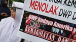 Foto: Suasana Demo Tolak Konser Musik DWP