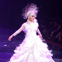 Mewakili unsur angin, Syahrini mencuri perhatian dalam balutan ball-gown putih penuh detail bulu-bulu rancangan Eddy Betty. Menyempurnakan gaya glamornya, sebuah headpiece berbentuk mahkota berduri yang tentu saja dirancang oleh Rinaldy. (Foto: Mohammad Abduh/Wolipop)