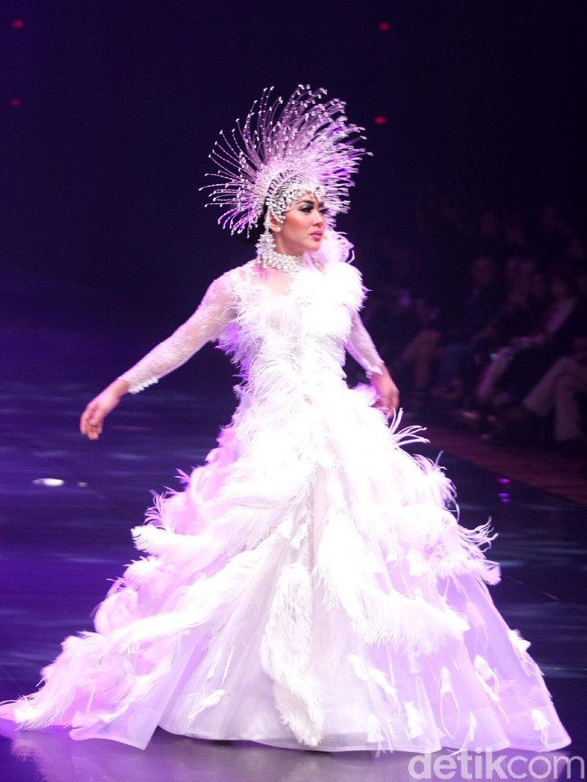 Mewakili unsur angin, Syahrini mencuri perhatian dalam balutan ball-gown putih penuh detail bulu-bulu rancangan Eddy Betty. Menyempurnakan gaya glamornya, sebuah headpiece berbentuk mahkota berduri yang tentu saja dirancang oleh Rinaldy. (Foto: Mohammad Abduh/Wolipop)