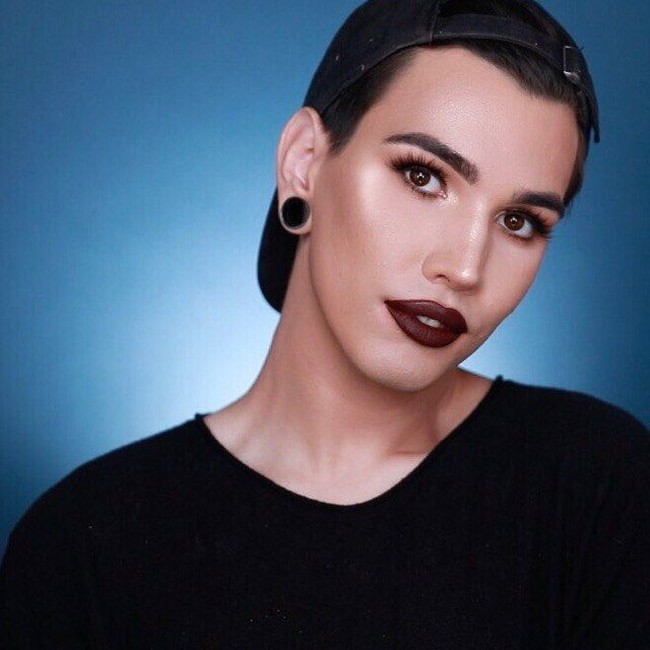 Perjalanan Zachary Edward menjadi make up artist sempat melalui berbagai rintangan. Dia pernah tidak memiliki tempat tinggal untuk beberapa minggu, sampai akhirnya berhasil mencapai kesuksesannya sekarang. Zachary dikenal karena berbagai trik make up yang bisa langsung diterapkan. Foto: Dok. Instagram