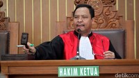 Menetapkan menyatakan praperadilan yang diajukan pemohon di atas gugur, ucap Kusno dalam putusannya di Pengadilan Negeri Jakarta Selatan (PN Jaksel), Jalan Ampera Raya, Jakarta Selatan, Kamis (14/12/2017).