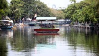 Sejumlah perahu eretan melayani warga yang ingin menyeberangi Kali Sunter di Rawa Badak, Jakarta Utara, Rabu (13/12/2017).