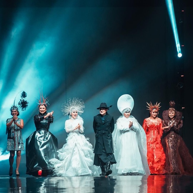 Melly Goeslaw tampil bersama para diva lainnya seperti Andien, Rossa, Syahrini, Krisdayanti, dan Titi DJ. Mereka menyanyi bersama mewakili enam elemen alam dengan tema Equilibrium  yang menginspirasi sang desainer. Foto: Dok. Instagram