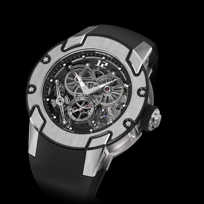 Richard Mille RM 031: US$ 1,16 Juta atau Rp 15,7 Miliar. Jam tangan berikutnya tampil lebih simpel dan sporty. Namun siapa sangka harganya tidak sesederhana penampilannya dan dibanderol Rp 15,7 miliar. Harga selangit ini tak lain karena jam tangan dibuat dari batu safir dan anti silau pada bagian depan dan belakangnya. Foto: Dok. Richard Mille