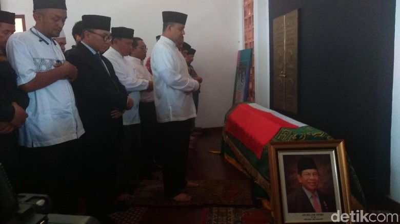 Di Rumah Duka AM Fatwa, Anies Jadi Imam Salat Jenazah Di Rumah Duka AM Fatwa, Anies Jadi Imam Salat Jenazah
