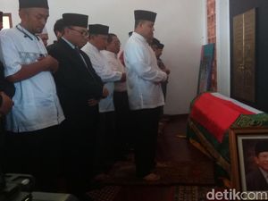 Di Rumah Duka AM Fatwa, Anies Jadi Imam Salat Jenazah