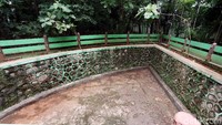Kolam air juga kering.