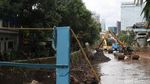 Antisipasi Banjir, Lumpur Kali Krukut Tendean Dikeruk