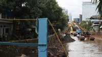 Kali dikeruk untuk mengantisipasi pendangkalan yang dapat menyebabkan banjir.