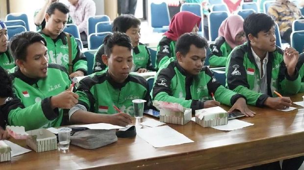 Pelatihan diberikan karena Ini dilakukan karena obat termasuk barang yang mempunyai standar operasi tertentu