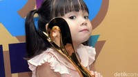 Pose menggemaskan Gempi dengan pialanya pasti membuat kita tersenyum. Pool/Noel/detikFoto.