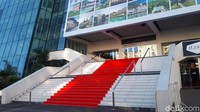 Cannes Film Festival sudah berlangsung 70 kali. Tepatnya di Palais des Festivals, adalah lokasi diselenggarakannya Cannes Film Festival yang membentang karpet merah (Afif Farhan/detikTravel)