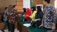 Perwakilan KPK menyalami para penasehat hukum Novanto seusai sidang.