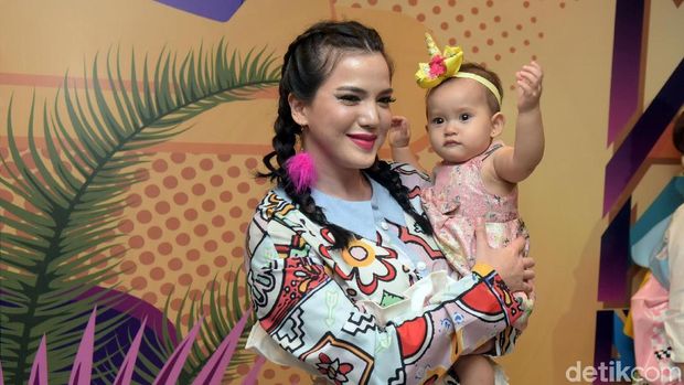 Kaki Aurel yang Jadi Sorotan, Ayu Ting Ting Pamer Pundak