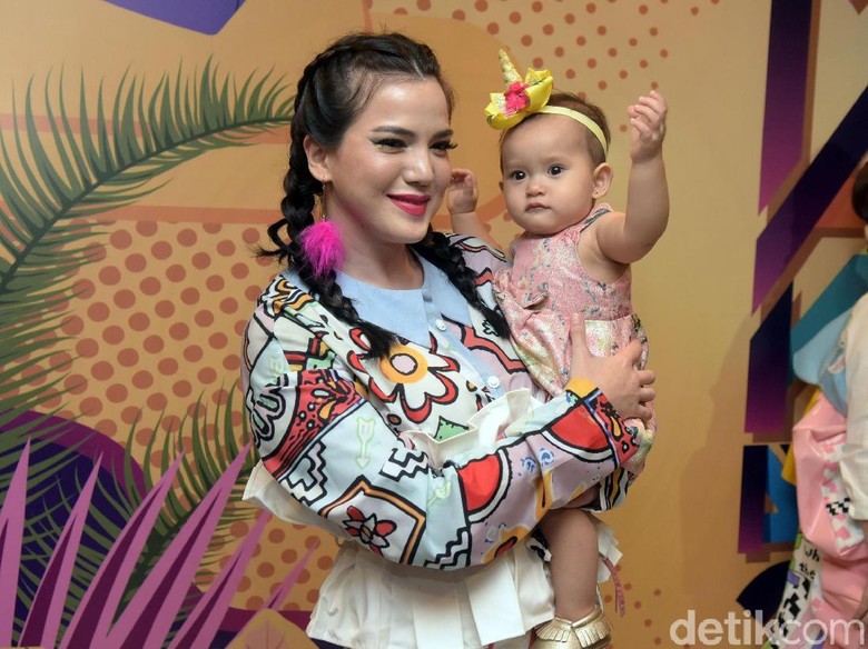 Pertama Libur Lebaran dengan Anak dan Suami, Alice Norin Bingung Pertama Libur Lebaran dengan Anak dan Suami, Alice Norin Bingung