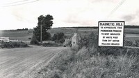Magnetic Hill alias bukit magnet ada di Moncton, New Brunscwick, Kanada. Kabarnya kalau ada mobil yang kemari, bakalan mundur sendiri padahal mesin dalam keadaan mati (Parks Canada Agency/CNN)