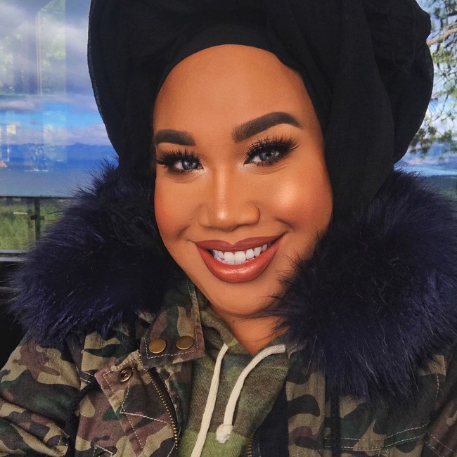 Patrick Starrr, salah satu pria populer di dunia make up. Pria berdarah Amerika - Filipina ini awalnya tertarik pada dunia fotografri setelah lulus SMA. Dari fotografi Patrick kemudian mengenal dunia makeup. Kini kemampuannya di dunia makeup sudah diakui brand dunia. MAC misalnya merilis lini kolaborasi dengan Patrick. Pria itu pun menjadi bintang iklan dari lini kolaborasi tersebut. Foto: Dok. Instagram