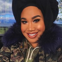 Patrick Starrr, salah satu pria populer di dunia make up. Pria berdarah Amerika - Filipina ini awalnya tertarik pada dunia fotografri setelah lulus SMA. Dari fotografi Patrick kemudian mengenal dunia makeup. Kini kemampuannya di dunia makeup sudah diakui brand dunia. MAC misalnya merilis lini kolaborasi dengan Patrick. Pria itu pun menjadi bintang iklan dari lini kolaborasi tersebut. Foto: Dok. Instagram