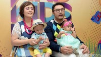 Mereka tampak membawa si kembar Atharva Bimasena Saputra dan Ataya Tatjana Aisyah Putri di acara tersebut. Pool/Noel/detikFoto.