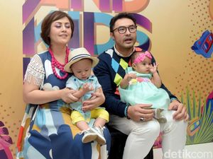 Surya Saputra dan Istri Nikmati Golden Moment si Kembar
