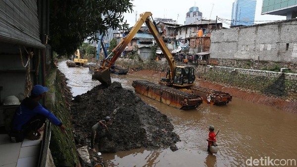 Antisipasi Banjir, Lumpur Kali Krukut Tendean Dikeruk