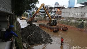 Antisipasi Banjir, Lumpur Kali Krukut Tendean Dikeruk