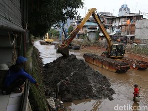 Antisipasi Banjir, Lumpur Kali Krukut Tendean Dikeruk