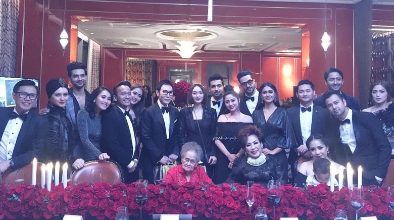 Foto: Ayu Ting Ting, Raffi Ahmad, dan Nagita Slavina dalam satu foto (instagram Eko Patrio) Foto: Ayu Ting Ting, Raffi Ahmad, dan Nagita Slavina dalam satu foto (instagram Eko Patrio)