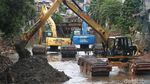 Antisipasi Banjir, Lumpur Kali Krukut Tendean Dikeruk