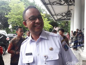 Tiba di Balai Kota, Anies Masih Kenakan PDH Warna Putih